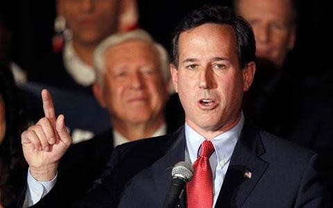 Santorum aprovecha 'doble discurso' de Romney para atacarlo