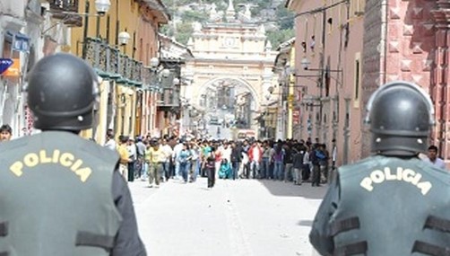 Ayacucho : universitarios y policías sostuvieron enfrentamiento