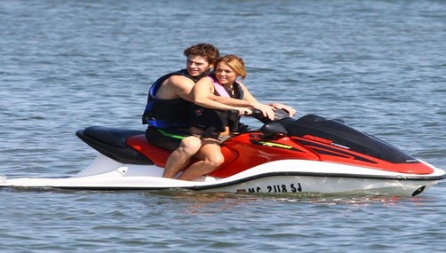Miley Cyrus y Liam Hemsworth la pasan bien en Michigan