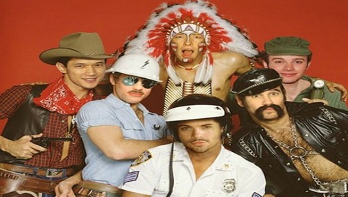 Glee al puro estilo de 'The Village People'