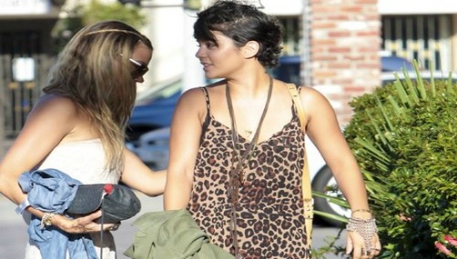 Vanessa Hudgens en mini vestido con estampado leopardo