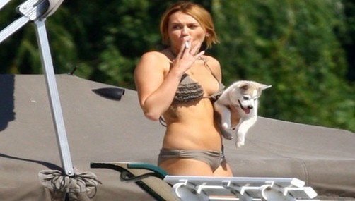 Miley Cyrus fumando en traje de baño