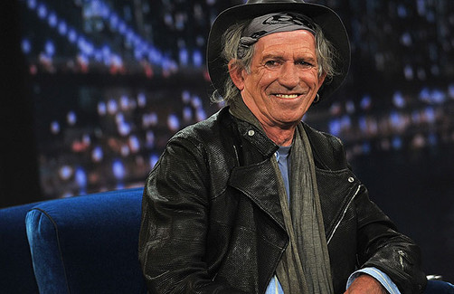 Keith Richards ayuda a una radio