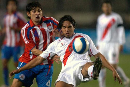 Enormes colas para obtener entradas para el Perú - Paraguay