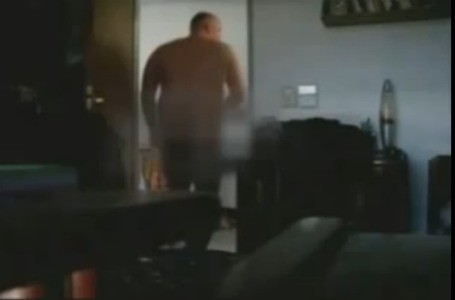 Hombre desnudo roba el departamento de su vecina (Video)