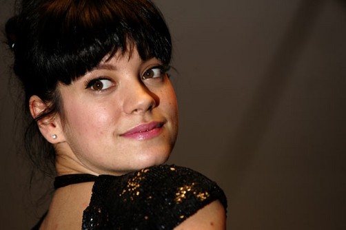 Lily Allen muestra embarazo en Twitter