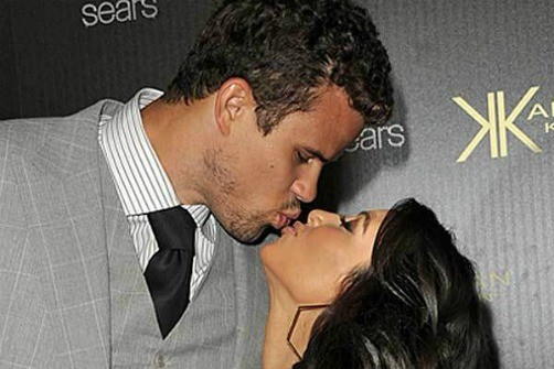 Kris Humphries sofocado por Kim Kardashian