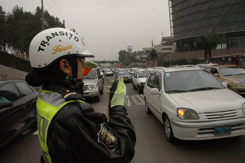 Semáforos del Centro de Lima dejan de funcionar por corto circuito