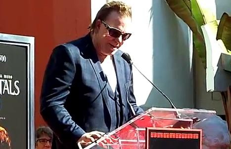 Mickey Rourke conmovido tras dejar sus huellas en el Paseo de la Fama