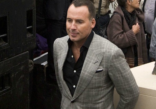 David Furnish vuela a Los Ángeles por una picadura de abeja