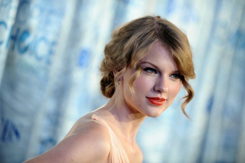 Taylor Swift escribe sus canciones a media noche