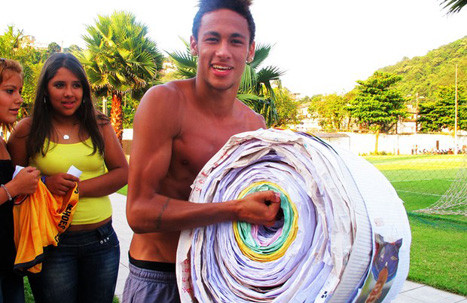 Fans regalan a Neymar carta más largo del mundo