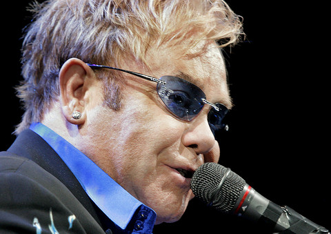 Elton John llevará su vida al cine