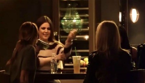 Miley Cyrus y Kelly Osbourne juegan una broma a Khloe Kardashian (video)