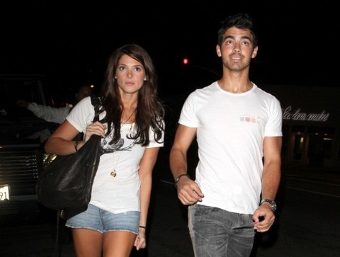 Joe Jonas teme cruzar miradas con Ashley Greene