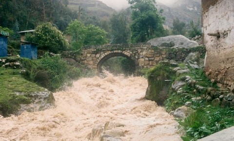 Puente incaico-colonial en Pasco en peligro por crecida de rio Cuchis