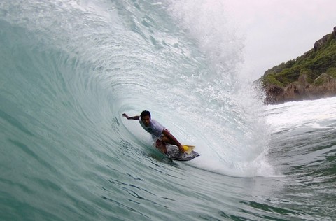 Campeón mundial de bodyboard 2010 César Bauer busca una nueva corona este 2012