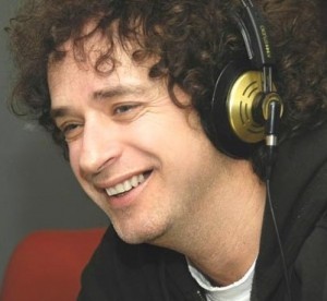 Aseguran que Gustavo Cerati escucha y mueve la cabeza