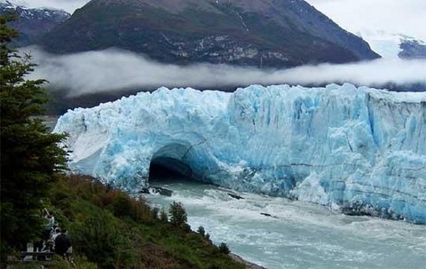 Importante glaciar del sur de Argentina comienza a romperse