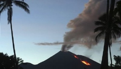 Indonesia en alerta por erupción del volcán Soputan