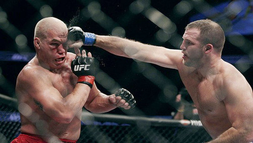 UFC 132: Tito Ortiz venció vía guillotina a Ryan Bader