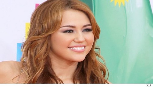 Miley Cyrus se sobra y desconoce a Ashley Greene 