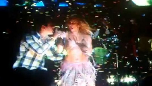 Shakira es asustada por fanático en pleno concierto