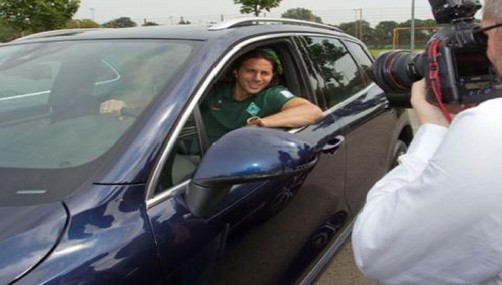 Claudio Pizarro y jugadores del Bremen estrenaron autos nuevos