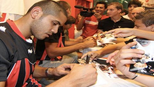 Raúl Fernández firmó autógrafos y posó con la nueva camiseta del Niza