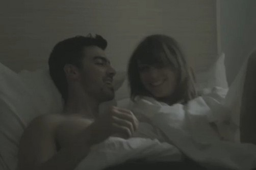 Joe Jonas muestra un previo de su video 'Just in love with you'