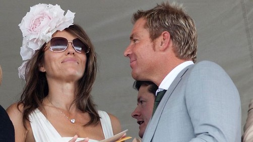 Elizabeth Hurley acaba de comprometerse con Shane Warne