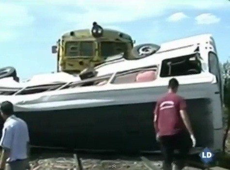 Argentina: Choque de tren y bus escolar deja ocho muertos