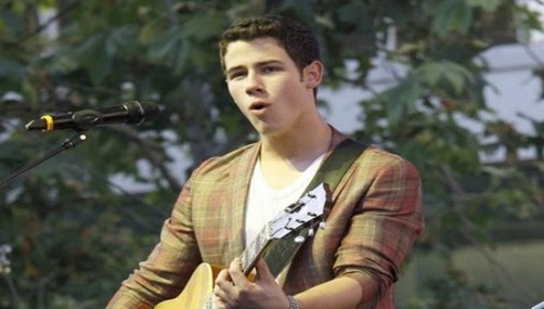 Video de Nick Jonas interpretando 'The Edge of Glory'