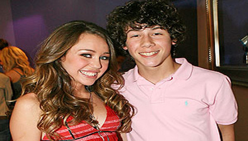 Miley Cyrus se aleja de Nick Jonas