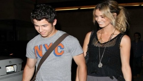 Nick Jonas y Delta Goodrem noche de bowling