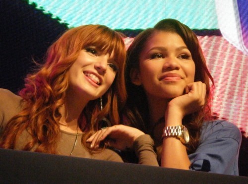 Bella Thorne y Zendaya juntas en el estreno de 'Real Steel'