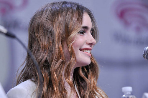 Lily Collins sale de compras con su mamá