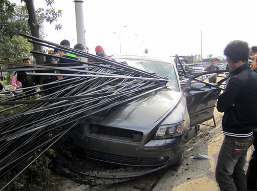 Hombre se salva milagrosamente tras estrellar su parabrisas con barras de acero