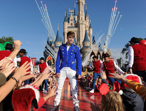 Justin Bieber se vistió de 'príncipe azul' para desfile navideño