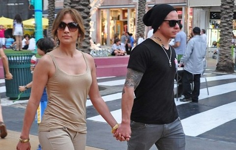 Jennifer Lopez camina de la 'manito' con su nueva conquista