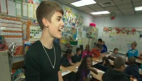 Justin Bieber sorprende a los niños de una escuela (Video)