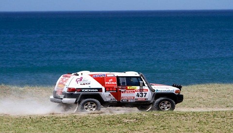 Rally Dakar: Juan Dibós casi queda fuera por volcadura de su auto