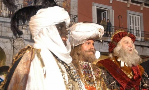 Reyes Magos recorren calles españolas repartiendo caramelos