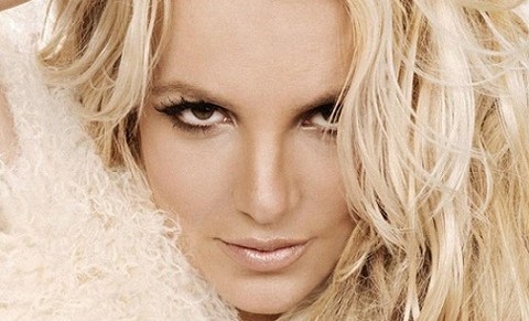 Britney Spears presume su anillo de compromiso