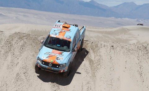 Peruanos siguen firmes en el Dakar 2012