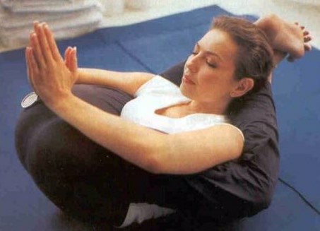 Thalía y su singular pose de yoga