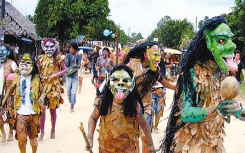 Máscaras, tejidos y más en Festival Yrapakatun en Iquitos