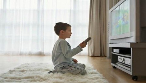 Exceso de televisión en los niños genera bajo rendimiento escolar