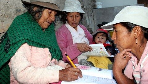 Defensoría del Pueblo revela que más de 900 mil mujeres son analfabetas en el país