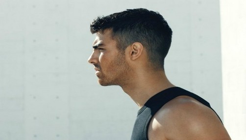 Joe Jonas canta en vivo 'See no more' en Inglaterra (video)